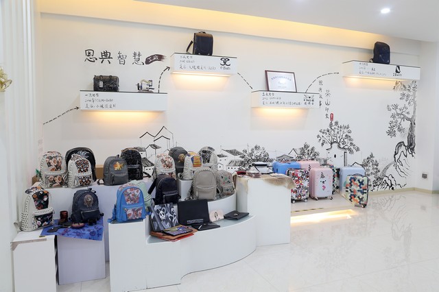 定制背包,恩典皮具箱包厂,广东双肩包厂家,深圳手袋厂,电脑背包工厂